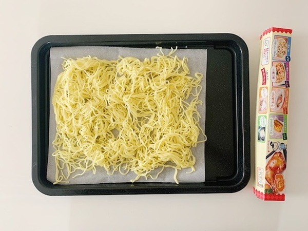 麺をのせる