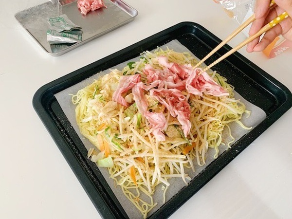 肉をのせる