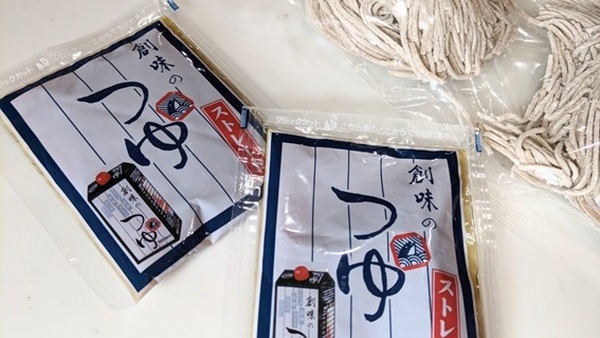 ざるそばは創味のつゆ付き