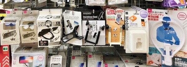 スマホスタンドがたくさん売ってます