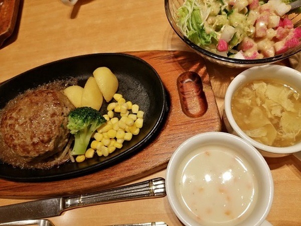 ステーキレストランでハンバーグを注文した様子