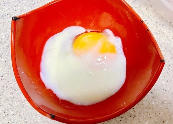 割って器に載せて完成