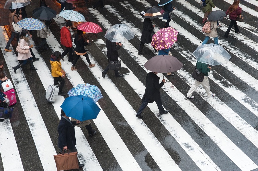 雨の日は家電量販店の売り上げが下がる