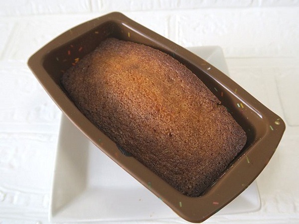ダイソーのパウンドケーキ型とケーキミックスを使った焼き上がりの様子