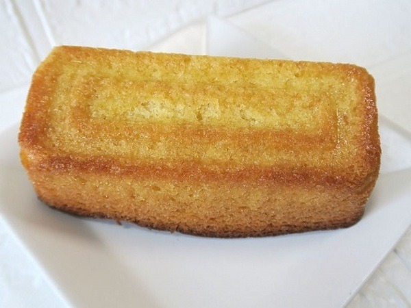 ダイソーのパウンドケーキ型とケーキミックスを使った焼き上がりの様子を型から外したところ