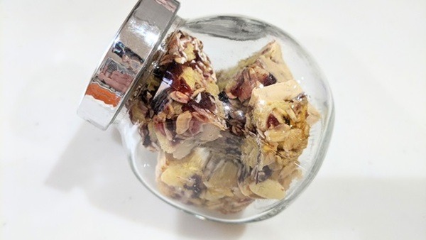 業スのエナジーバーをカットして小瓶に小腹対策