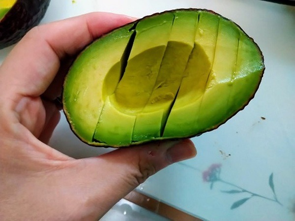 皮が付いた状態で包丁でカット