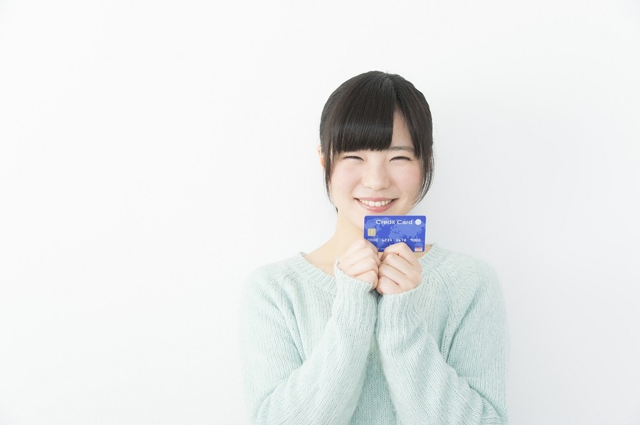 1％自動オフ+ポイント付与、年会費無料の「P-one Wizカード」　メリットと注意点
