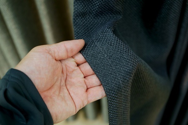 生地の分厚いカーテンで防寒