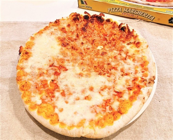 業スのピザマルゲリータが焼きあがったところ