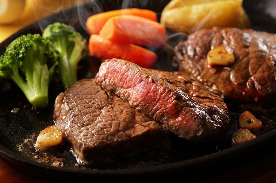 牛もも肉 レアステーキ　Beefsteak
