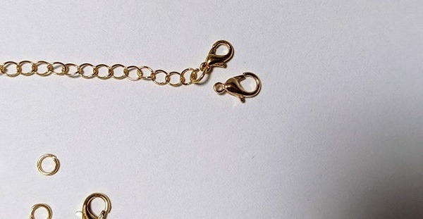 用意したカニカンを丸カンで取り付ける