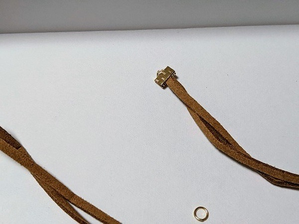 レース留め具を取り付けるところ