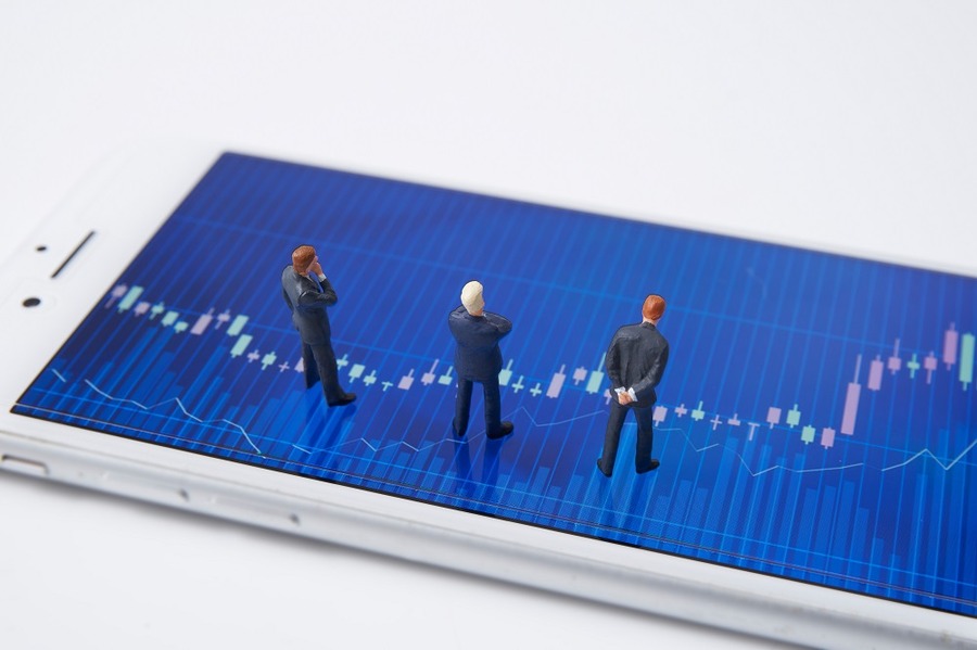 株価グラフとビジネスマン