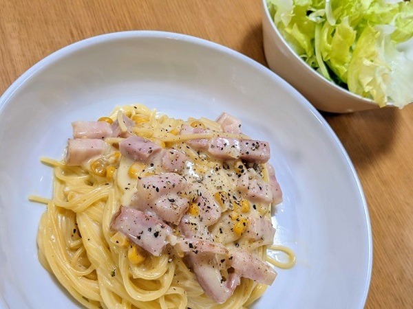 クリームシチューで作るカルボナーラ風パスタ