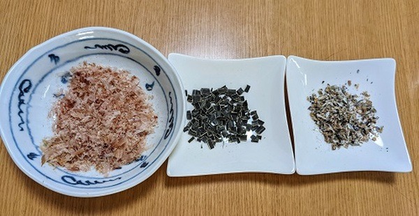 煮干しの頭を取り、キッチンバサミで細かくカット