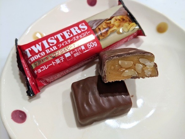 キャラメル味のヌガーとピーナッツが入ったチョコレートバー