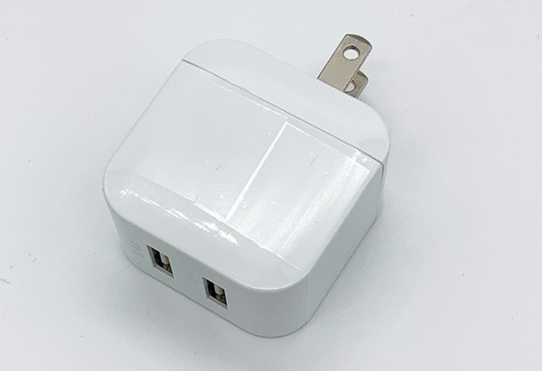 USBが二口ついたアダプタ