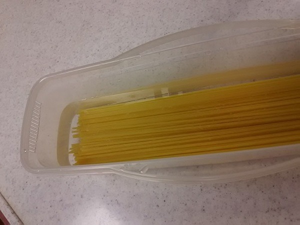 パスタと水を入れてレンジへ