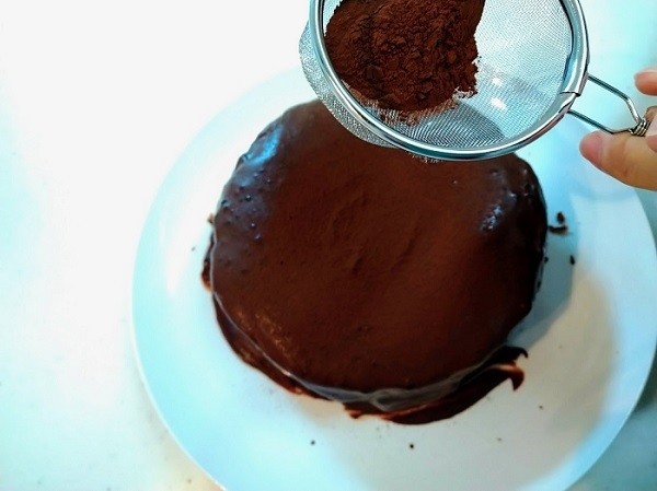 ココアパウダーをかけていきます