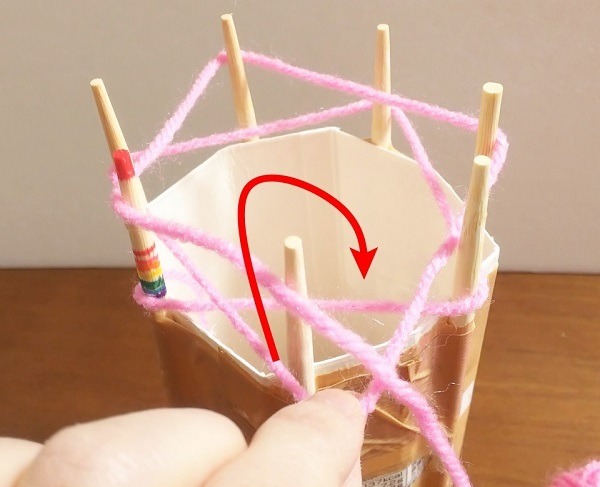 割り箸から編み機の内側へ外す