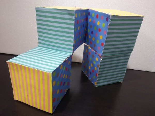 キューブの切れ目に沿ってカッターで貼った紙を切って完成