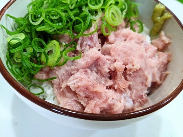 鮪たっぷりネギトロ丼