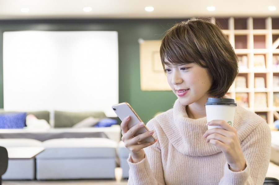 スマートフォンを操作する女性