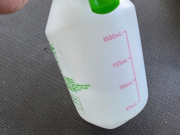 100均の加圧式噴霧器