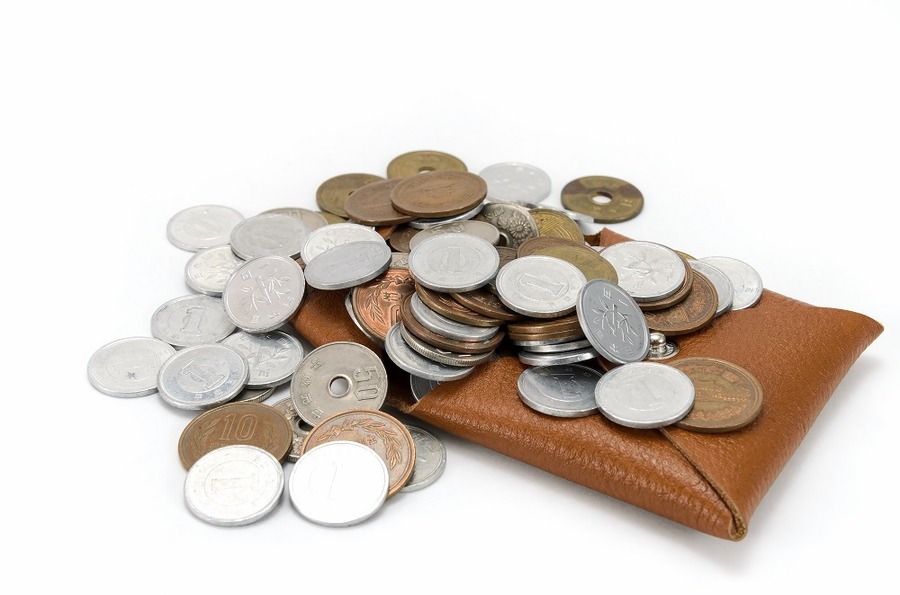小銭入れと硬貨