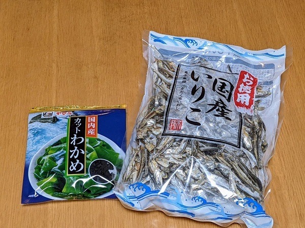 日本産のわかめや煮干し