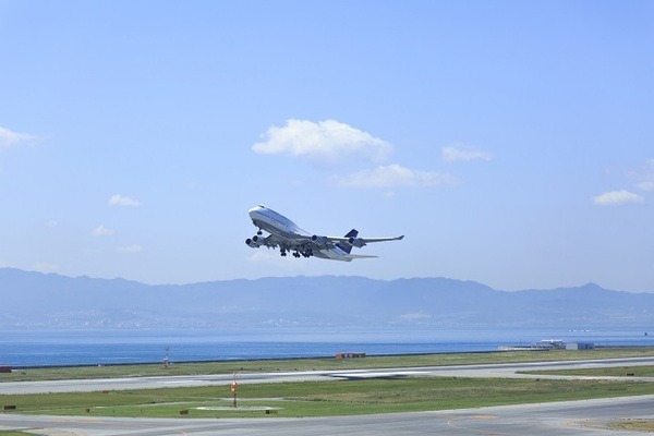 関空から飛び立つ飛行機