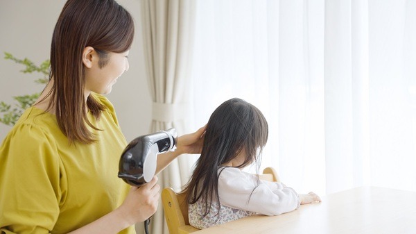 子供の髪をドライヤーで乾かす