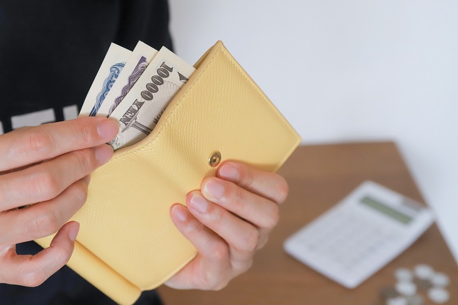 財布からお金を出す手元