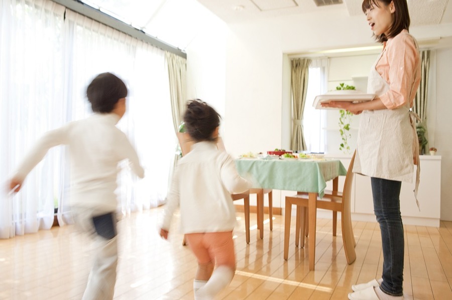 食卓に走って向かう子供たちの後姿