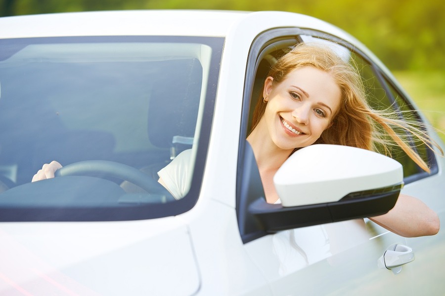 側道で子供が石を売っていたら車を止めて買ってあげますか？