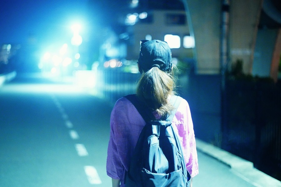 暗い夜道をある女性