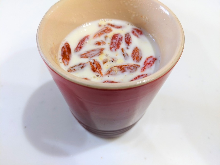 カップに入った飲み物 自動的に生成された説明