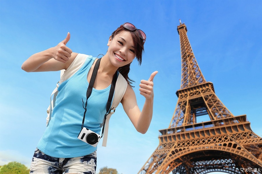 <p>Happy travel woman in Paris with Eiffel Tower and she show thumb up, asian beauty</p>