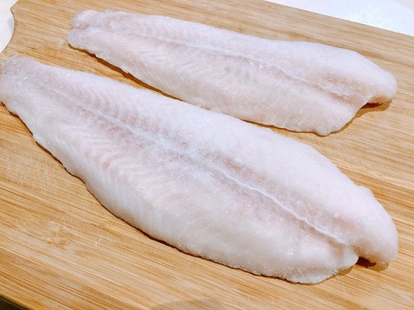 業ス白身魚のフィレを開封