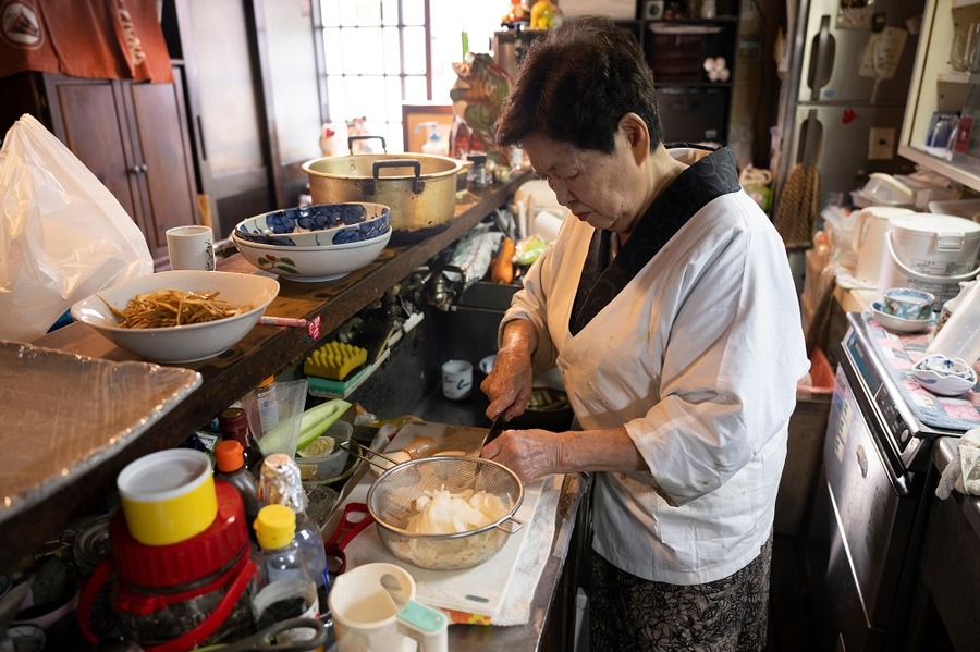 飲食店で働くシニア女性