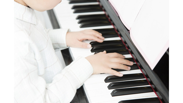 子どもには「ピアノ」を習わせるべきか？　始める時期、かかる費用、脳科学者も勧める理由 画像