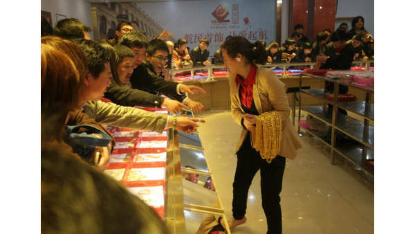 ＧＷは宝飾店に金購入で押すな押すなの大騒動　中国で今注目の「中国大媽」とは 画像
