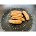 フライパンにマーガリンを熱し、表面に軽く焼き色がつくまでウインナーを炒めます