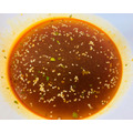 水・インスタントラーメンのスープの素・甜麺醤・ラー油・オイスターソース・白炒りごま・米酢を加え、よく混ぜ合わせます。