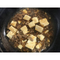 ひき肉の色が変わったら、水と焼肉のタレを入れてひと煮立ちさせ、豆腐を加える