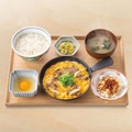 月見の時期がキター！吉野家「月見牛とじ丼」2年ぶり復活、新メニューも登場