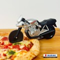【バイク好きさんに】スズキのKATANA型ピザカッター「ピザカッターナ」発売開始