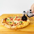 【バイク好きさんに】スズキのKATANA型ピザカッター「ピザカッターナ」発売開始