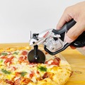 【バイク好きさんに】スズキのKATANA型ピザカッター「ピザカッターナ」発売開始